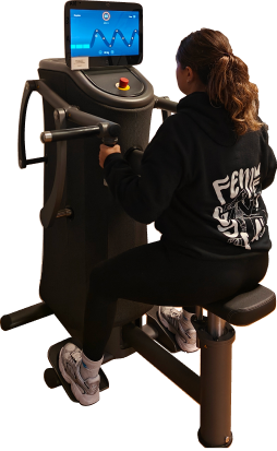 foto van één van de medewerkers die demonstreert hoe de eGym werkt